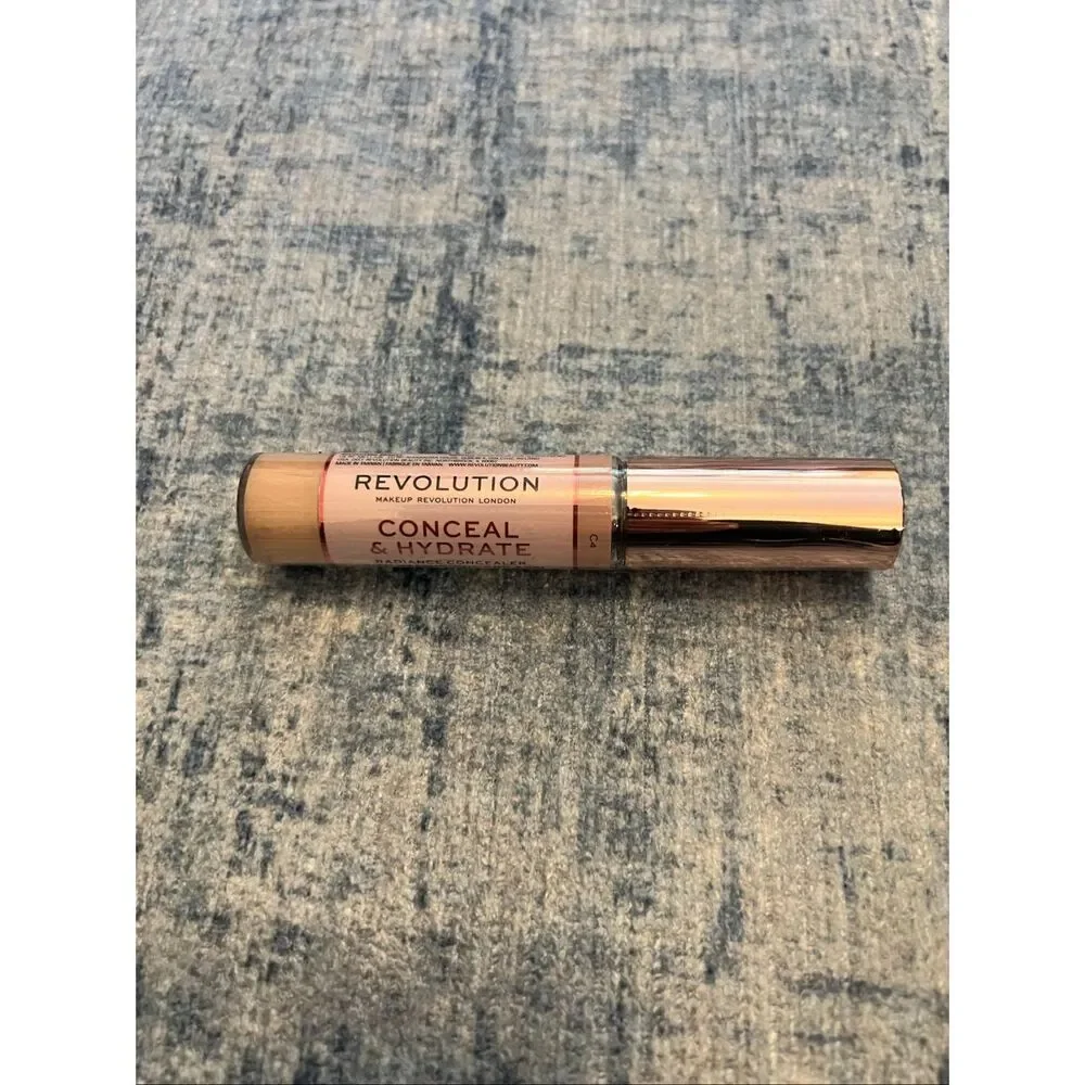 New Sealed Makeup Revolution Conceal & Hydrate Radiance Concealer in shade C4